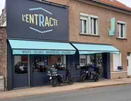 L'entracte outside