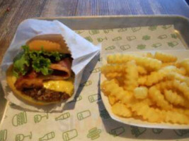 Shake Shack Woodbury Commons food