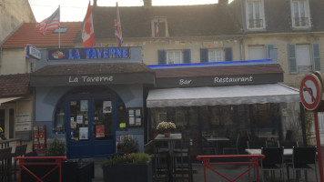 La Taverne outside