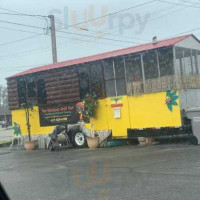 The Hibiscus Jerk Hut outside