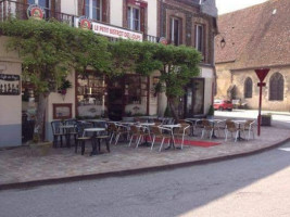 Le Petit Bistrot inside