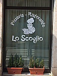 Lo Scoglio outside