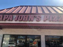 Papa Johns Pizza outside