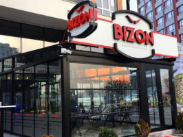 Bizon Burger Drinks outside