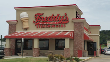 Freddy's Frozen Custard Steakburgers outside