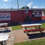 Carter's Barbeque Dentro
