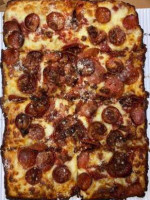 Uncle Axel's Detroit Pizza food