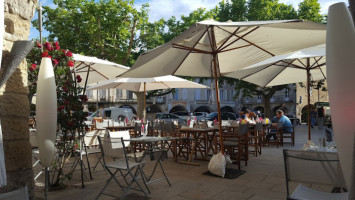 Les Arcades inside