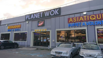 Planete Wok outside