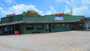 Crossroads Liquor Sporting outside