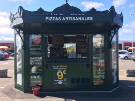 Le Kiosque à Pizzas outside