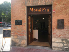 Mamá Eco Vegano outside