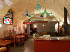 Pizzeria Kmotra inside