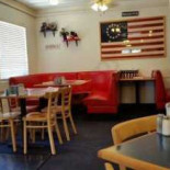 H B's Place Dentro