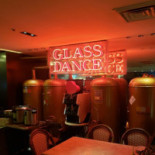 Glass Dance Dentro