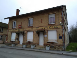 Cafe De La Place outside