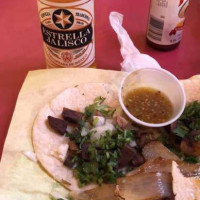 Taqueria La Plazita Ofrece food