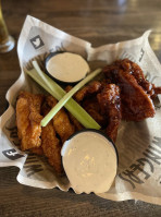 Wingers Alehouse food