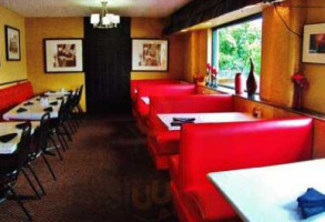 Celebrities Parkway Grill inside