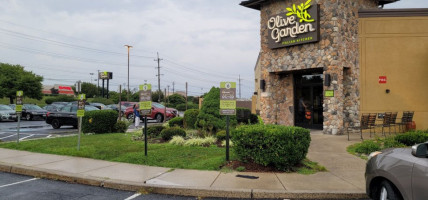 Olive Garden Italian outside