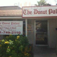 Donut Palace outside