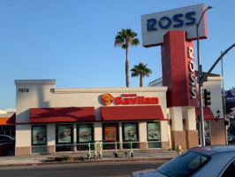 Tacos El Gavilan outside