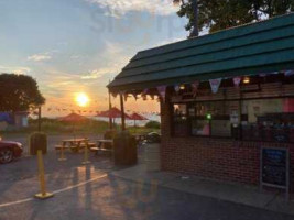 Bev's Dairy Treats outside