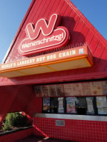 Wienerschnitzel outside