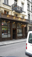 Le Corbeau outside