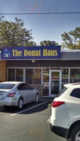 Donut Haus Bakery-custom Cakes outside