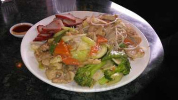 Yi's Wok food