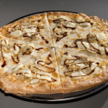 A Tutta Pizza food