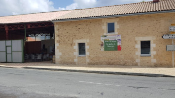 Les Halles De Donnezac food