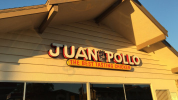 Juan Pollo outside