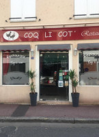 Coq Li Cot outside