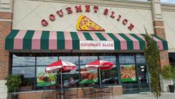 The Gourmet Slice outside