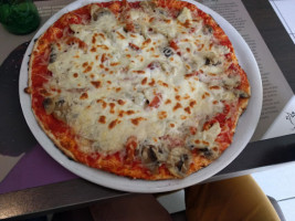 Pizzeria L'horloge food