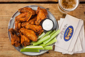 Pluckers Wing food