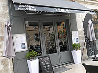 Le Petit Bistro outside