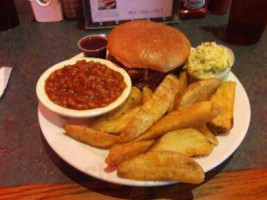 Leonard's Pit Barbecue food