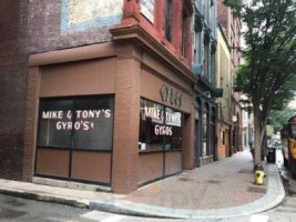 Mike And Tony's Gyros outside