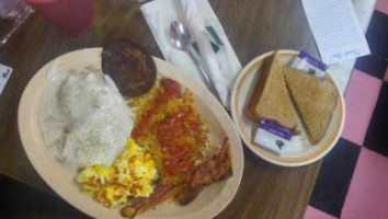 Nelle Belle's Diner food