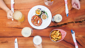 Beda's Biergarten food