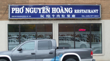 Pho Nguyen Hoang outside