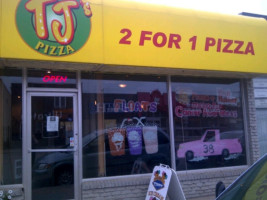 Tjs Pizza outside