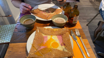 Lucette fait des crêpes food