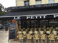 Le Petit Pot outside