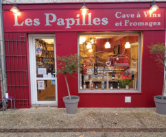 Les Papilles Cave A Vins Et Fromages food