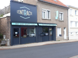 L'entracte outside