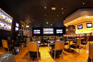 Zone 8 Sports Grill inside